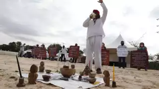 Previo al evento un grupo de personas arribó al lugar para mostrar su apoyo con pancartas