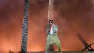 Homenaje de Bad Bunny a Juan Gabriel en el Estadio Azteca es aplaudido por fans