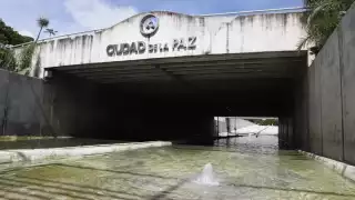 En la zona se observa el agua brotando de la carpeta asfáltica, incluso se formó una especie de fuente. Foto: Martín Zetina