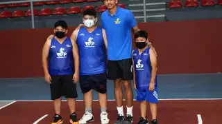 Jugador mexicano de la NBA convive con niños en Playa del Carmen