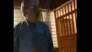 El político salió de su departamento descalzo, con la camisa desabotonada y en estado de ebriedad señalando que pagaría los daños