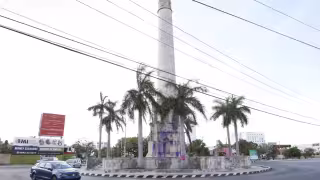 Mujeres le arrojaron pintura morada al monumento