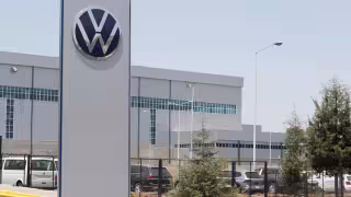 Volkswagen anuncia recorte de 50 mil empleos en Alemania: presión de China, aranceles de EU y caída de ganancias