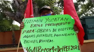 Movimiento antorchista protesta frente al Palacio de Gobierno de Yucatán