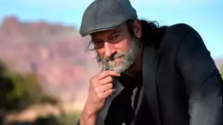 Troy dice que no sabe como se escucha su voz en la pantalla grande