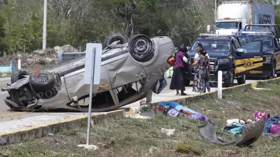 Mujer muere tras salir proyectada de un automóvil sobre la carretera Mérida-Campeche Mujer muere tras salir proyectada de un automóvil sobre la carretera Mérida-Campeche