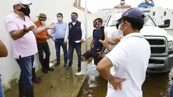 Según los vecinos, se estima que hay 20 millones de litros de agua acumulada en el fraccionamiento. Foto: Martín Zetina
