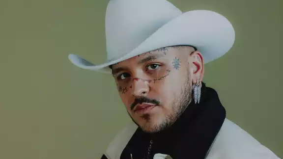 Christian Nodal estrena nuevo 'look'