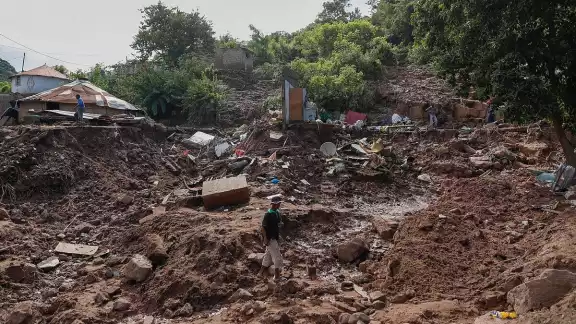 Desde el pasado miércoles las inundaciones han afectado a gran parte del territorio sudafricano; el gobierno trabaja para solucionar los problemas de los damnificados Desde el pasado miércoles las inundaciones han afectado a gran parte del territorio sudafricano; el gobierno trabaja para solucionar los problemas de los damnificados