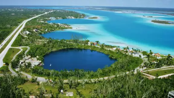 La popularidad de Bacalar se debe a sus maravillas naturales que son un deleite visual, además de su ambiente rústico y pintoresco La popularidad de Bacalar se debe a sus maravillas naturales que son un deleite visual, además de su ambiente rústico y pintoresco