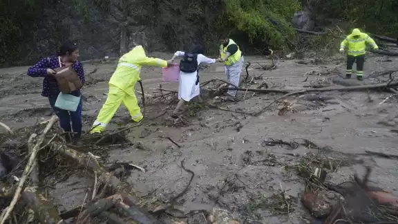 Sube a 45 cifra de muertos por paso de Huracán Otis en Acapulco, Guerrero