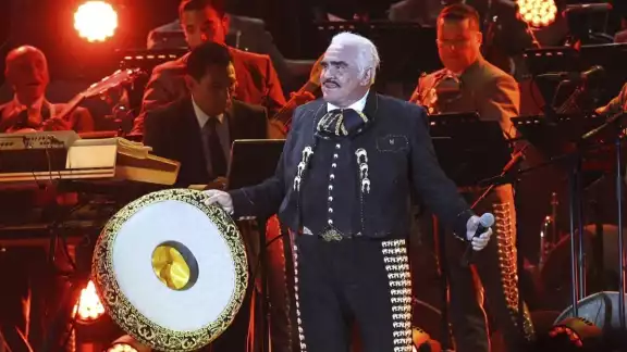 Olga Wornat, escritora del libro El Último Rey: biografía no autorizada de Vicente Fernández asegura que "ya no está con nosotros"