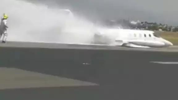 A través de redes sociales se difunde un video en el que se puede ver cómo la avioneta perdió el tren de aterrizaje y quedó recostada sobre la pista de aterrizaje A través de redes sociales se difunde un video en el que se puede ver cómo la avioneta perdió el tren de aterrizaje y quedó recostada sobre la pista de aterrizaje