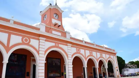 Algunos señalamientos se refieren a que el exalcade incurrió en amiguismo y compadrazgo Algunos señalamientos se refieren a que el exalcade incurrió en amiguismo y compadrazgo