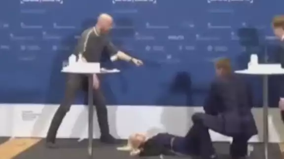 Una de las responsables de la Agencia danesa del Medicamento se desmayó durante una conferencia de prensa