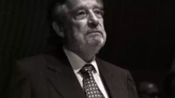 Su poesía, está marcada por la experimentación, a veces con toques neomodernistas, existencialistas y hasta surrealistas Su poesía, está marcada por la experimentación, a veces con toques neomodernistas, existencialistas y hasta surrealistas