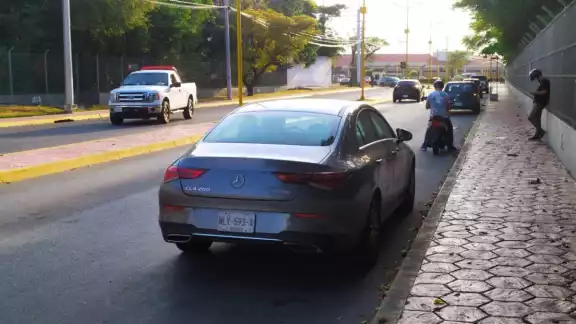 El único lugar en el cual está permitido detener las unidades es en el estacionamiento que tiene un costo de 10 pesos por hora El único lugar en el cual está permitido detener las unidades es en el estacionamiento que tiene un costo de 10 pesos por hora