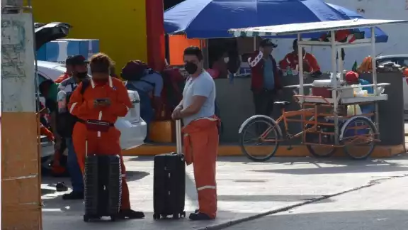 Actualmente sólo las grandes compañías tienen contrato con la petrolera, sin embargo, esas traen a su personal de fuera y de confianza