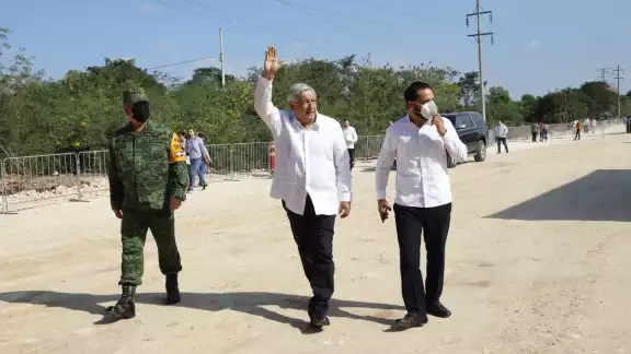 AMLO saluda a simpatizantes AMLO saluda a simpatizantes