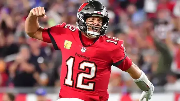 Tom Brady no pudo con el partido y terminó cayendo