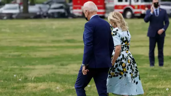 Jill y Joe continuaron su camino hacia el helicóptero y al subir los fotógrafos capotaron que la primera dama aun llevaba en su mano el diente de león Jill y Joe continuaron su camino hacia el helicóptero y al subir los fotógrafos capotaron que la primera dama aun llevaba en su mano el diente de león