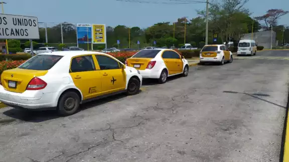 Marbel Aguirre, conductor de una unidad de taxi exclusiva del aeropuerto, señaló que de los tres primeros vuelos que llegaron antes del medio día al Aeropuerto Internacional de Ciudad del Carmen, no llegaron más de 100 pasajeros