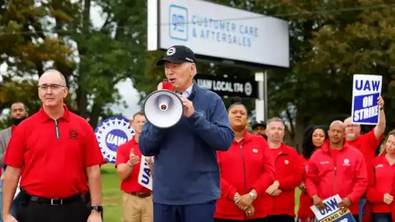 Joe Biden se une a la huelga de trabajadores del sindicato automotriz Joe Biden se une a la huelga de trabajadores del sindicato automotriz