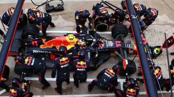 Luego de la carrera el piloto mexicano utilizó su cuenta de Twitter para pedir una disculpa al equipo de Red Bull
