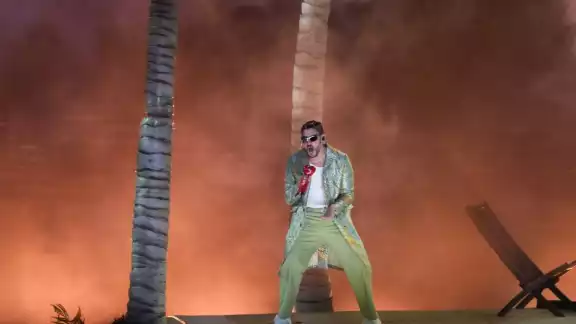 Homenaje de Bad Bunny a Juan Gabriel en el Estadio Azteca es aplaudido por fans Homenaje de Bad Bunny a Juan Gabriel en el Estadio Azteca es aplaudido por fans