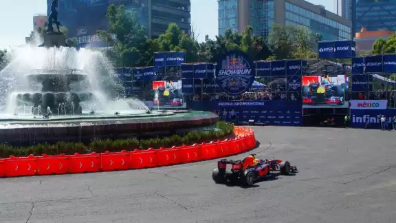 Sigue lo mejor del evento de exhibición de la escudería austriaca, en el que estará participando el piloto tapatío. Sigue lo mejor del evento de exhibición de la escudería austriaca, en el que estará participando el piloto tapatío.