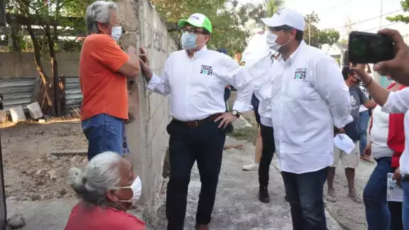 El político mexicano egresado de la Universidad Autónoma de Yucatán fue presidente del Comité Directivo Estatal del PRI en 1996, mientras que en 1998 ocupó el cargo de Oficial Mayor del Estado de Yucatán El político mexicano egresado de la Universidad Autónoma de Yucatán fue presidente del Comité Directivo Estatal del PRI en 1996, mientras que en 1998 ocupó el cargo de Oficial Mayor del Estado de Yucatán