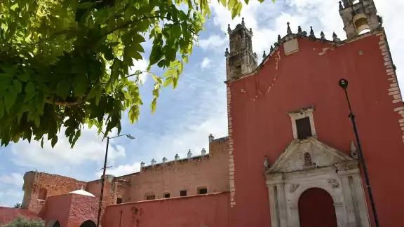 La iglesia es uno de los principales atractivos turísticos por su parecido con la catedral de Mérida