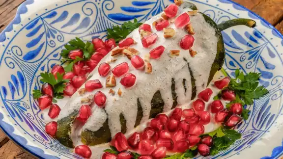 Además de su delicioso sabor, los chiles en nogada llevan los colores de la bandera lo que lo hacen el platilo perfecto para estas fechas Además de su delicioso sabor, los chiles en nogada llevan los colores de la bandera lo que lo hacen el platilo perfecto para estas fechas