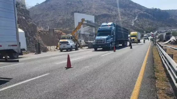 El accidente provocó filas kilométricas de tráileres, autobuses y vehículos particulares, que quedaron varados El accidente provocó filas kilométricas de tráileres, autobuses y vehículos particulares, que quedaron varados