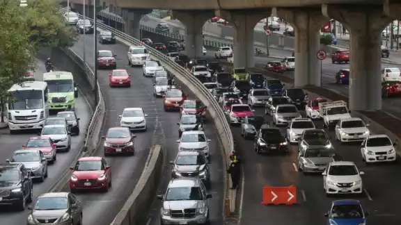 En caso de no respetar las restricciones del Hoy No Circula la multa es de mil 737 a dos mil 606 pesos, tanto en la CDMX y el Edomex