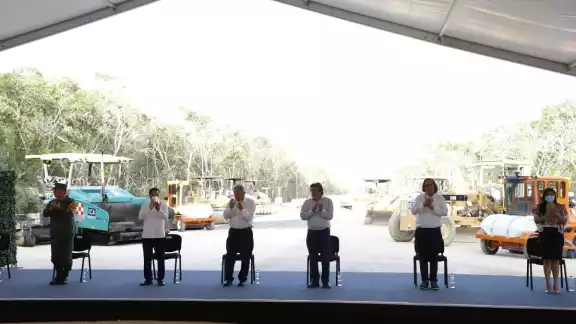López Obrador estuvo acompañado por autoridades locales durante su evento López Obrador estuvo acompañado por autoridades locales durante su evento