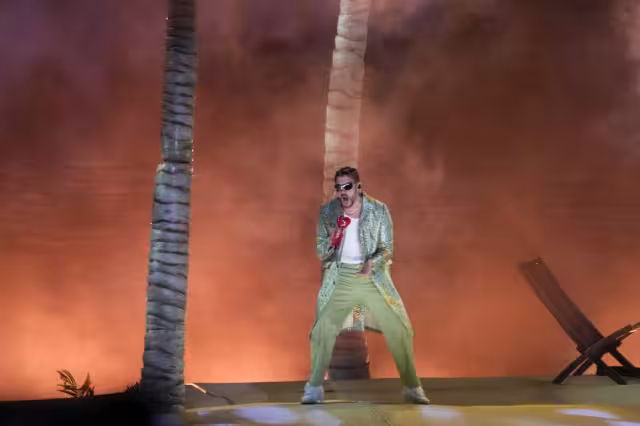 Homenaje de Bad Bunny a Juan Gabriel en el Estadio Azteca es aplaudido por fans