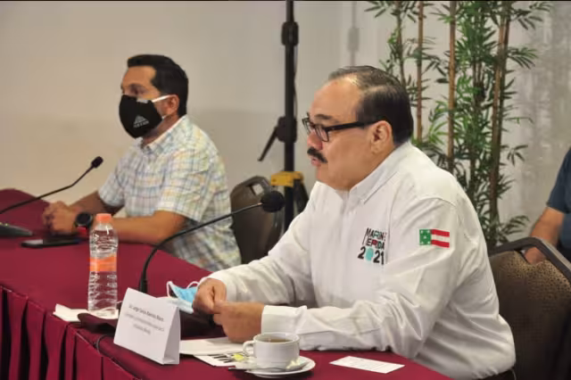 El candidato participó ayer en el Foro de Economía, Turismo y Empleo, con empresarios del ramo turístico y representantes del sector