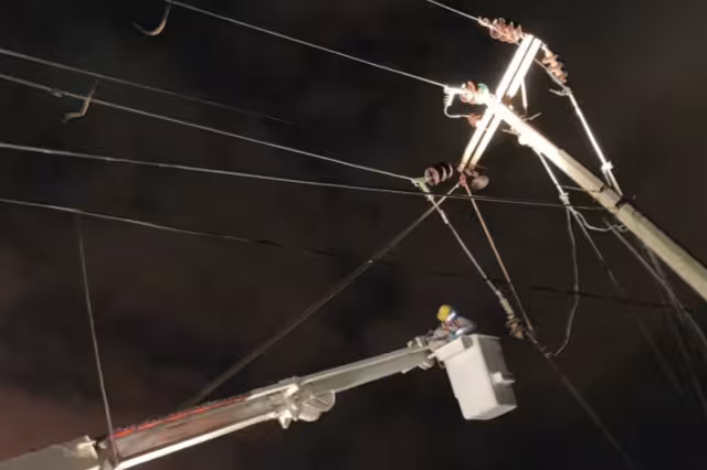 CFE señaló que se ha puesto a disposición, personal y material necesario para atender la contingencia