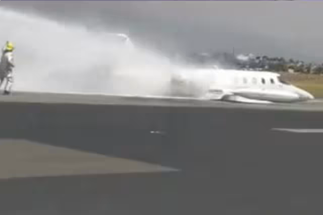 A través de redes sociales se difunde un video en el que se puede ver cómo la avioneta perdió el tren de aterrizaje y quedó recostada sobre la pista de aterrizaje