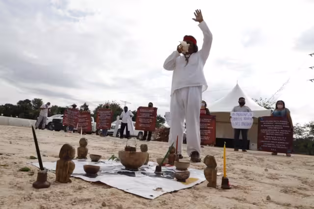 Previo al evento un grupo de personas arribó al lugar para mostrar su apoyo con pancartas