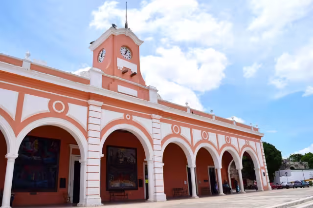 Algunos señalamientos se refieren a que el exalcade incurrió en amiguismo y compadrazgo