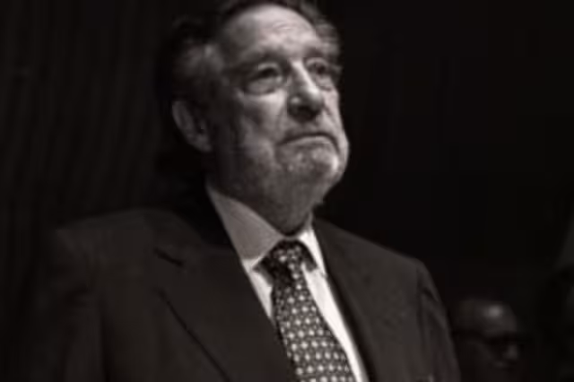 Su poesía, está marcada por la experimentación, a veces con toques neomodernistas, existencialistas y hasta surrealistas