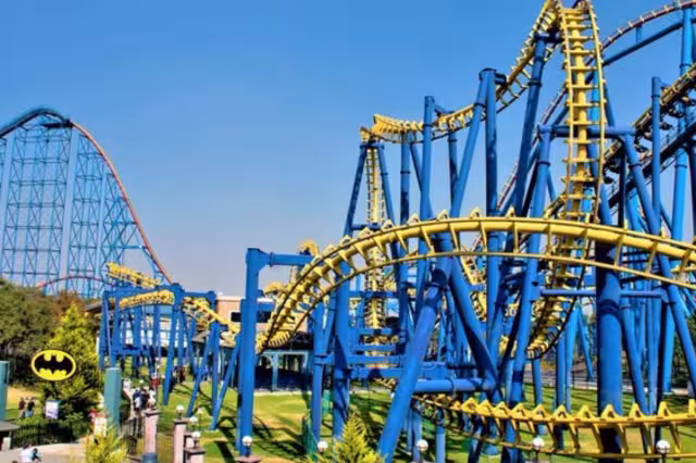 Un menor de edad y una joven, al no comprobar la legal propiedad y portación de arma de fuego, fueron detenidos en Six Flags México