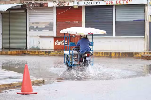 Se interrumpió momentáneamente el suministro de energía eléctrica y de telefonía. Foto: Pedro Cauich.