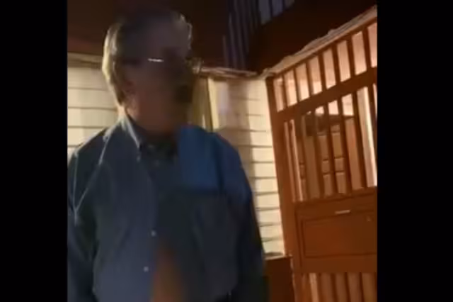 El político salió de su departamento descalzo, con la camisa desabotonada y en estado de ebriedad señalando que pagaría los daños