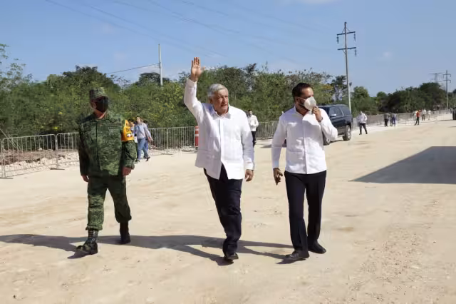 AMLO saluda a simpatizantes