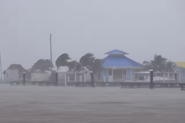 Se espera lluvias fuertes en Campeche, así como olas de hasta tres metros de altura. Foto: Por Esto