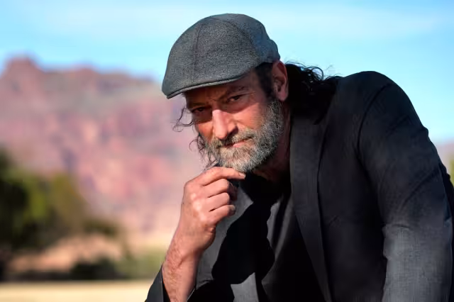 Troy dice que no sabe como se escucha su voz en la pantalla grande