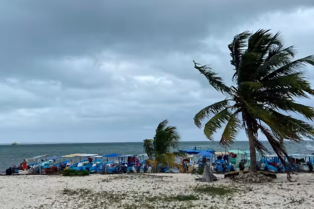 En 4 días, 24 mil visitantes cancelaron sus tours y los pescadores no han zarpado en una semana
